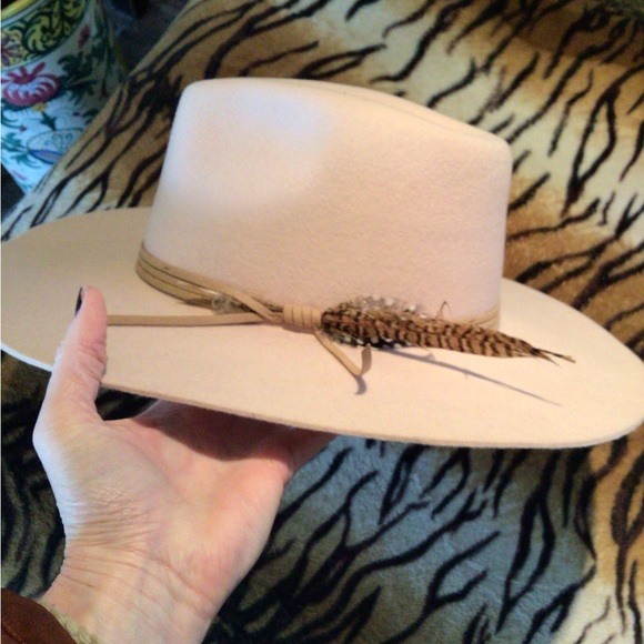 ! Host pick! 💕RARE Wyeth pale pink feather wool rancher - Picture 3 of 7